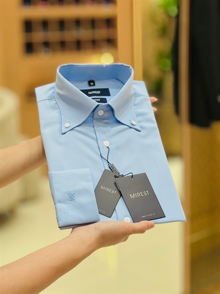 Button down blue shirt M