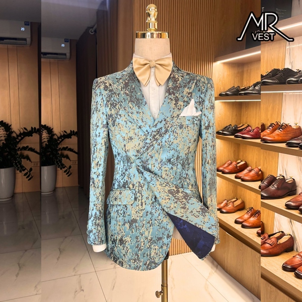 Jade-green ombre brocade suits L
