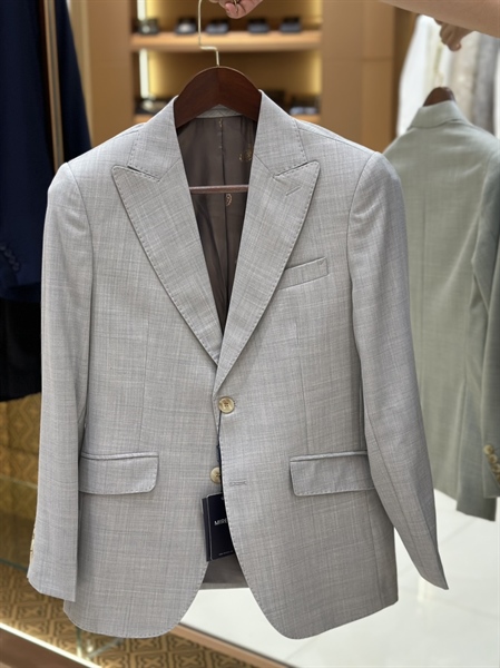 Peak lapel light gray jacket